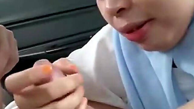 Ukhti Cantik Ngisep Batang Ayang Di Mobil