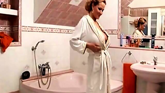Big tit MILF in the tub