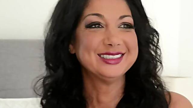 Watch Nadia Nights solo session: Big tits & milf action!