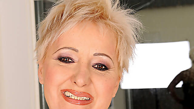 Hungarian mature banged in a jacuzzi