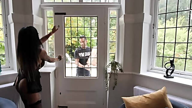 Hotwife fucks Amazon Driver