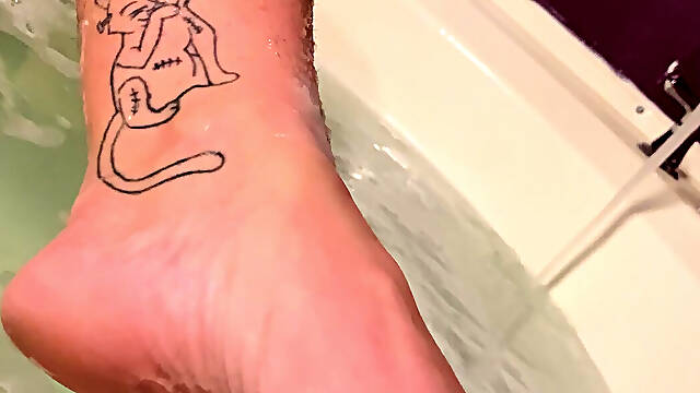 Fetish Shaving legs &amp; pussy in hot tube