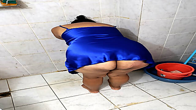 My bosss amateur milf wife takes a bath
