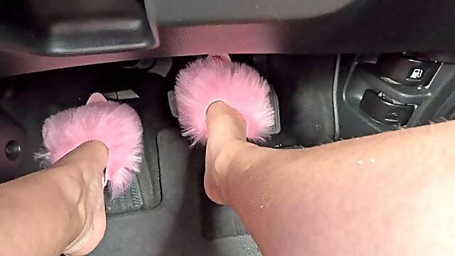 I press the pedals Honda in pink high heels