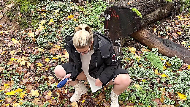 Extremely Horny MILF Cunt Squirts Outdoors