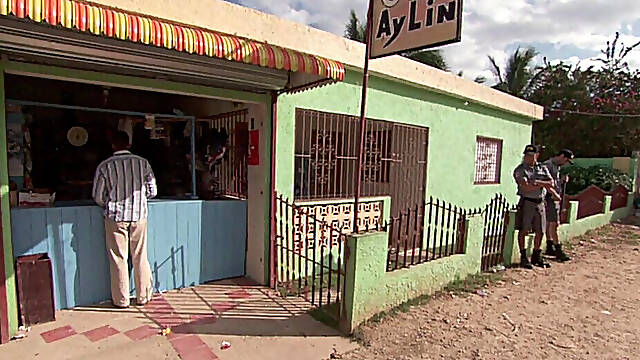 Island Fever Outdoor Pussy Spread and Sucking