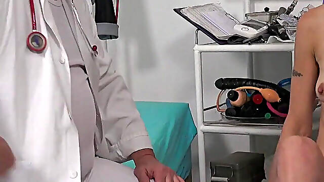 Feet exam and vagina check-up of hot cougar Belinda Bee